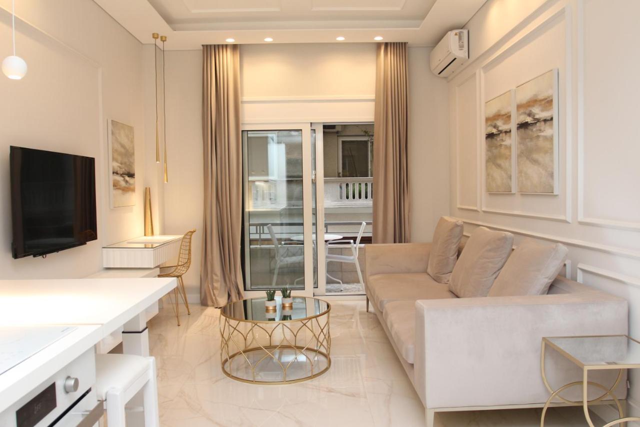 Adri & Marg Luxury Living *