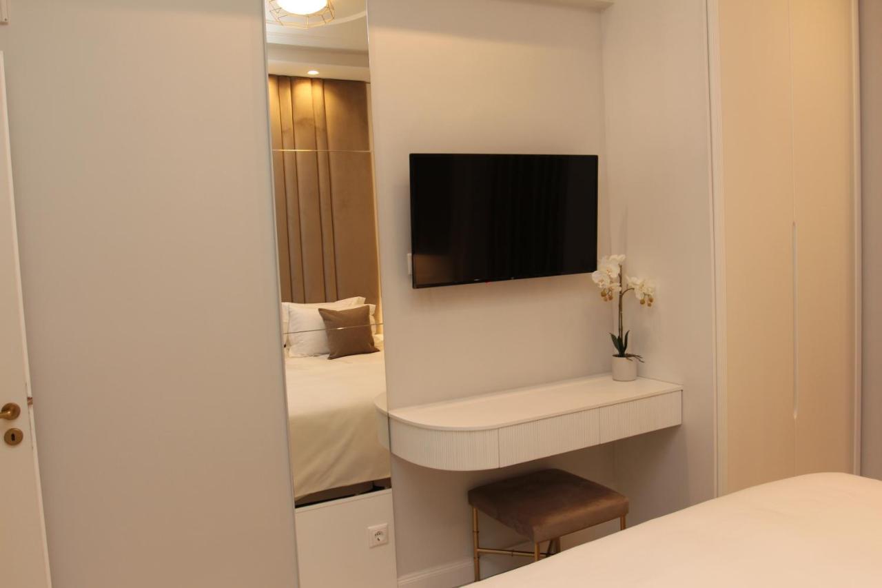 Adri & Marg Luxury Living *
